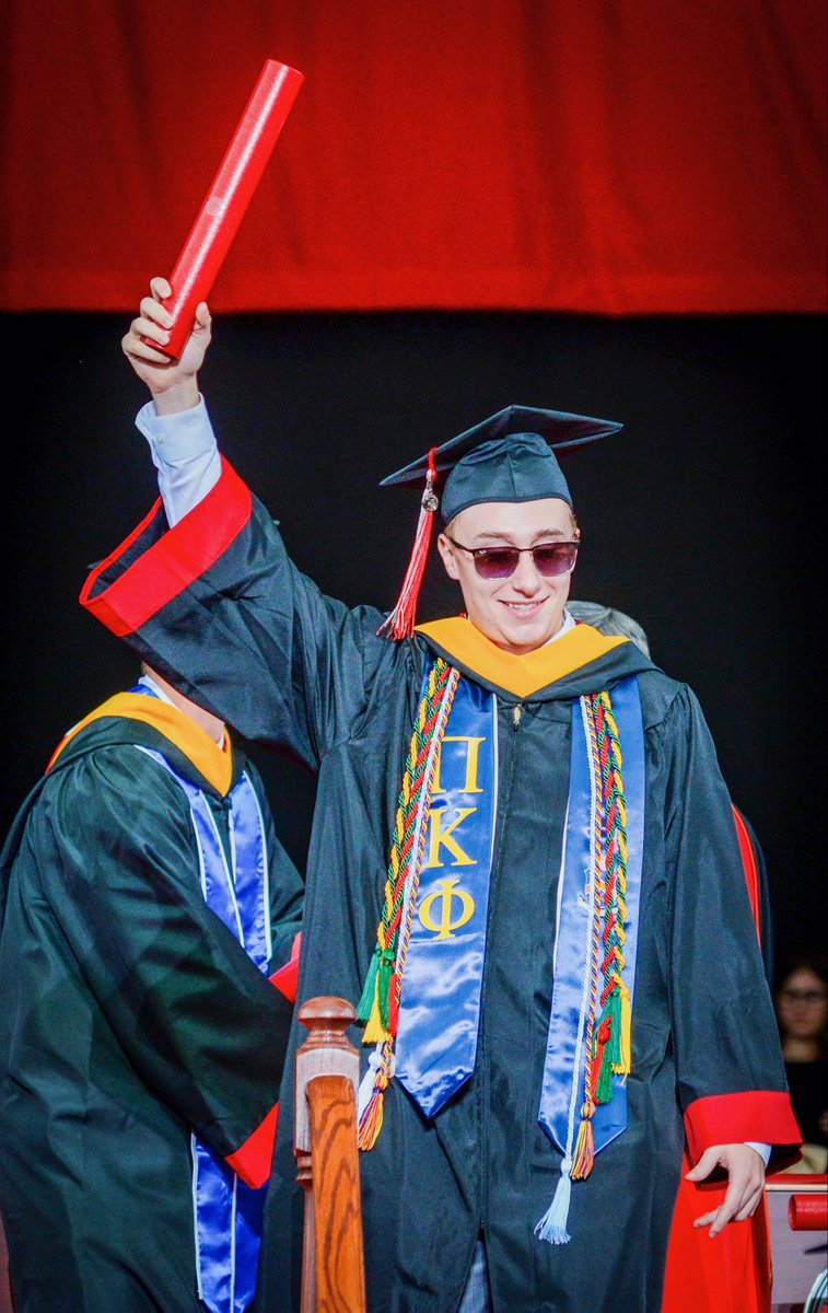 sacredheartuniv's tweet photo. #GradSHUation is coming up quick! Raise your hand if you're ready.
#WeAreSHU https://t.co/dHlrtXhtuu