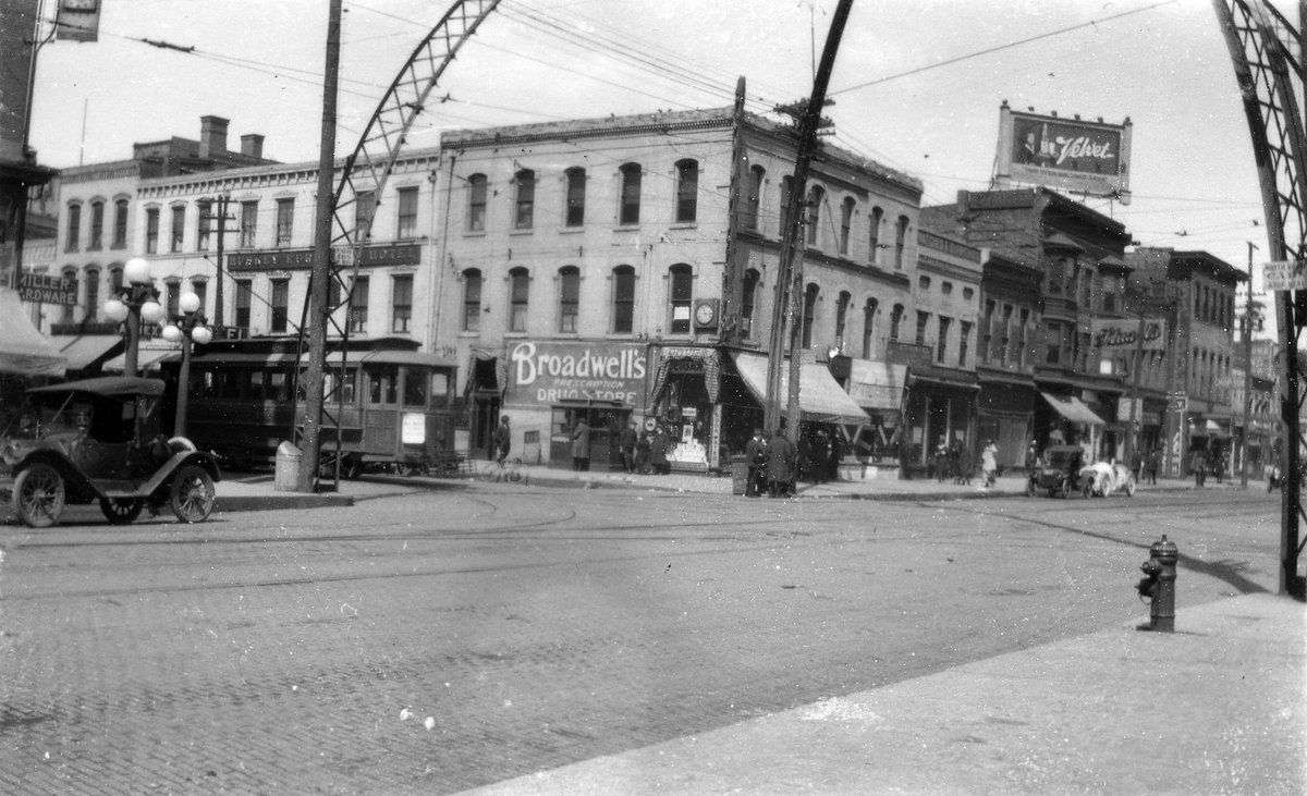 sangamonlink's tweet photo. Sam Willis was Springfield’s most celebrated chef at the turn of the 20th century. That may not have insulated him from the aftermath of the Springfield race riot. New on SangamonLink: https://t.co/17JESwvhXg https://t.co/2lpeD4PlPB