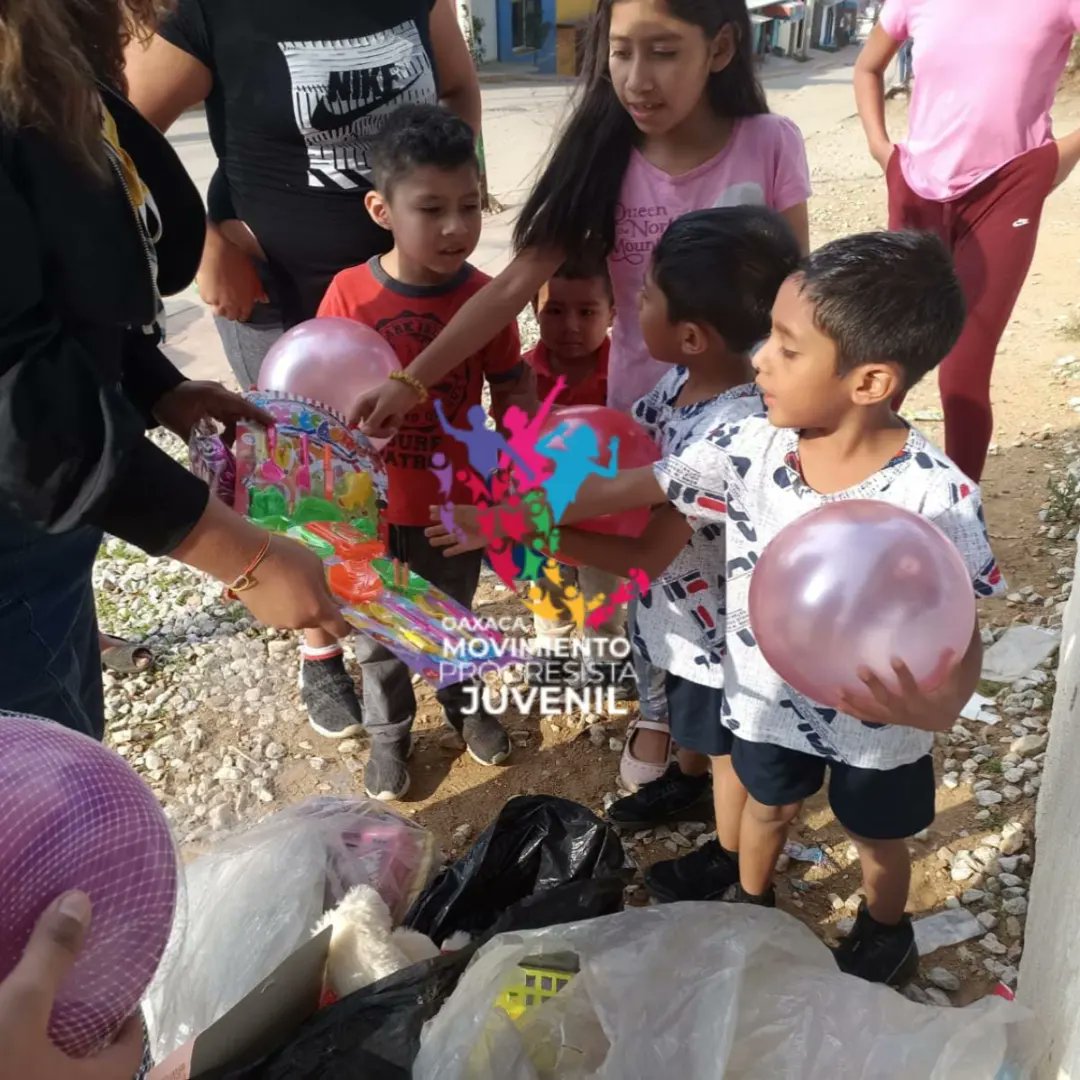 mpjoaxaca's tweet photo. Realizamos una entrega de #juguetes y disfrutamos de un momento de sana convivencia con las #niñas y #niños de colonias marginadas, fomentando el sano esparcimiento y actividades lúdicas entre la #niñez oaxaqueña.

¡Feliz #DíaDelNiño! 
#ConMarceloSí #MarceloSíMeRepresenta https://t.co/Umf86LYa9Q