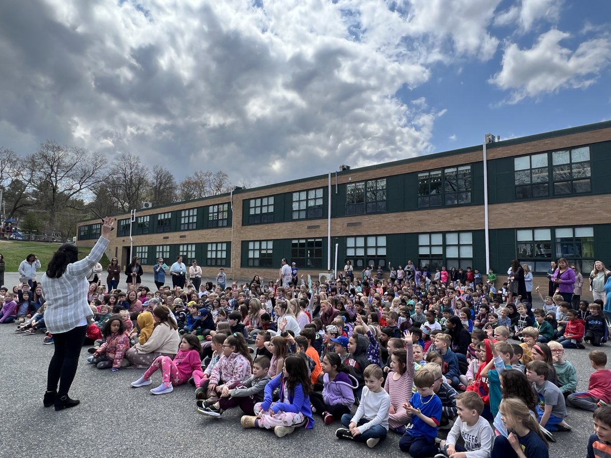 MsMawn116's tweet photo. We had a visitor at Shaker Lane School the other day! Thanks to my co-leader of the school-wide reading challenge, Mrs. Koob, we got a visit from Leia the pig! Because kids reached our goal of reading 200 hours, Mrs. Kane AND Mrs. Deacon kissed the pig! https://t.co/QsRcCtzEdC