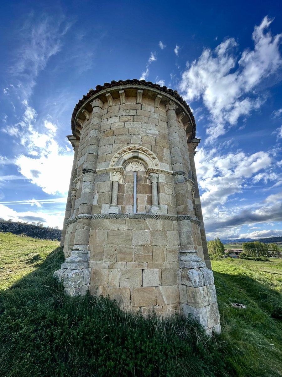 eborrajeros's tweet photo. Quinta parada: Santa Eulalia, s.XII. En Barrio de Santa María. Cerrada. Su emplazamiento, el tamaño de su fábrica, de una sola nave y lo excepcional de su ábside hacen es esta ermita un must del románico palentino https://t.co/okSLB6XxOq