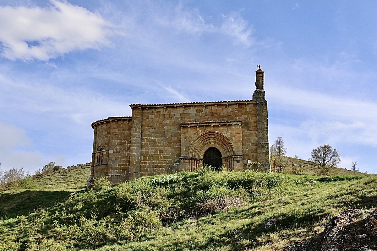 eborrajeros's tweet photo. Quinta parada: Santa Eulalia, s.XII. En Barrio de Santa María. Cerrada. Su emplazamiento, el tamaño de su fábrica, de una sola nave y lo excepcional de su ábside hacen es esta ermita un must del románico palentino https://t.co/okSLB6XxOq