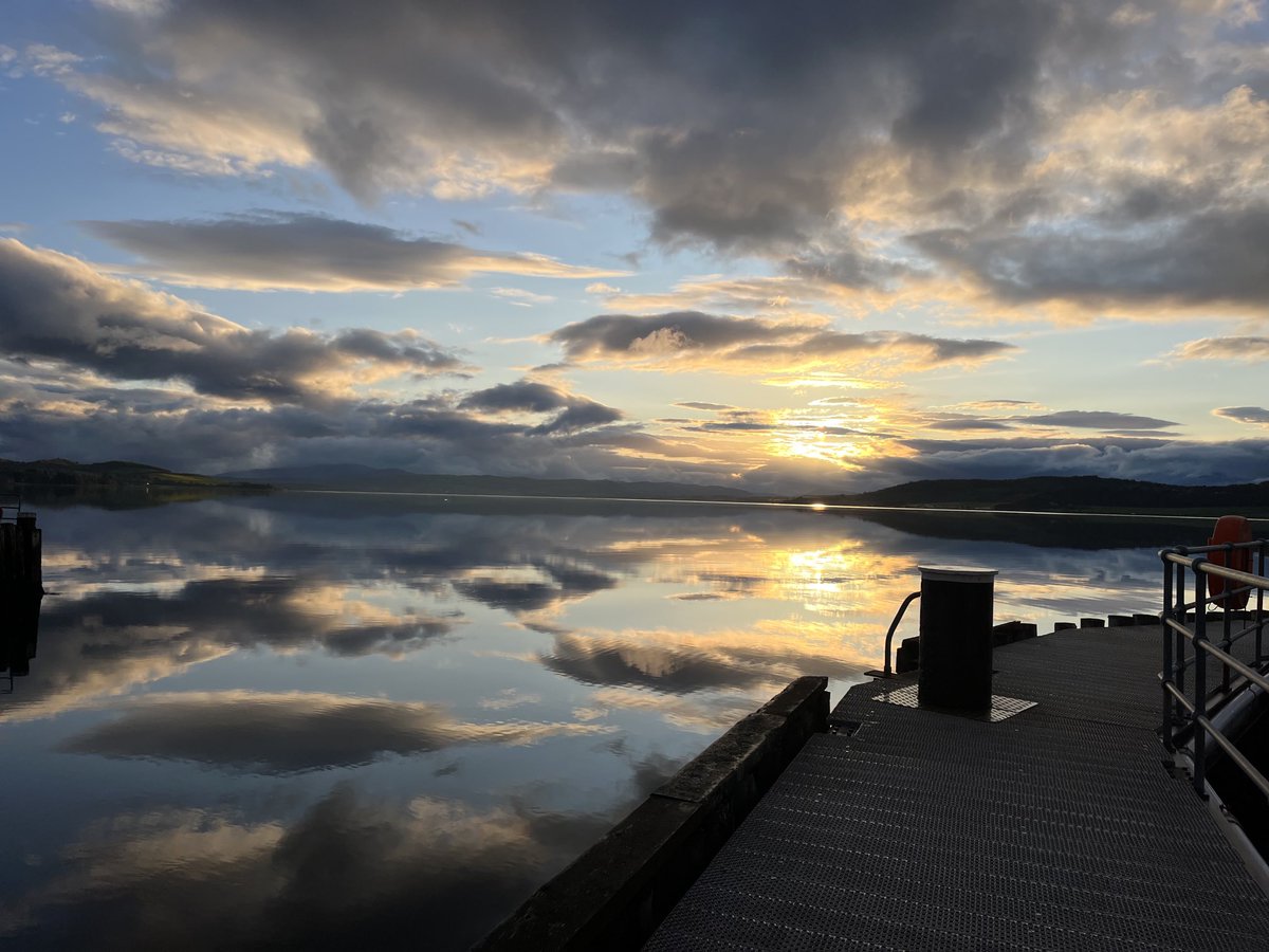 FiMcInally's tweet photo. Amazing light at Clachnaharry this evening, where the canal meets the sea, and the sky ❤️ https://t.co/6voz2aUeno