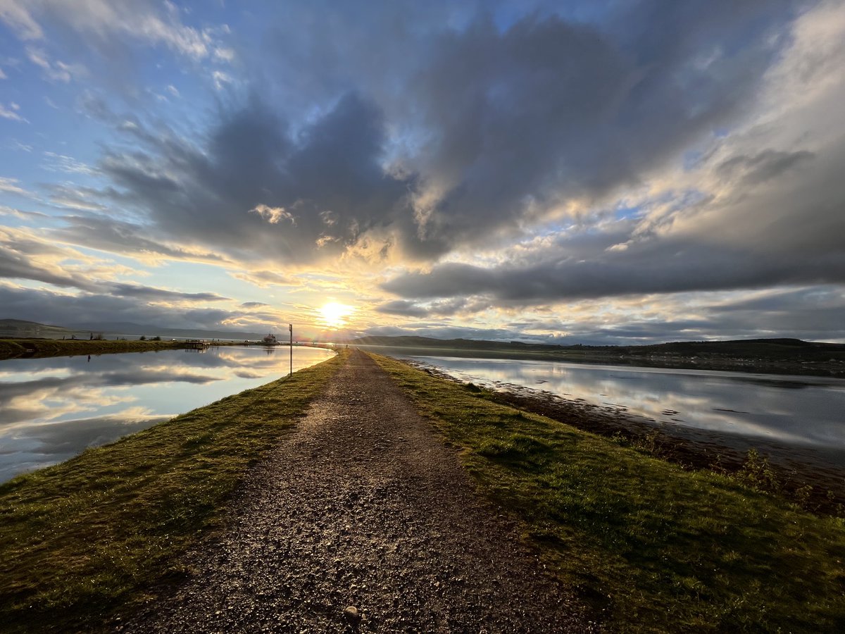 FiMcInally's tweet photo. Amazing light at Clachnaharry this evening, where the canal meets the sea, and the sky ❤️ https://t.co/6voz2aUeno