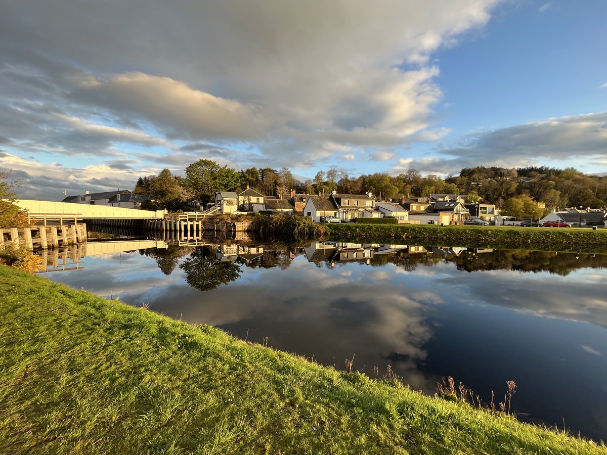 FiMcInally's tweet photo. Amazing light at Clachnaharry this evening, where the canal meets the sea, and the sky ❤️ https://t.co/6voz2aUeno