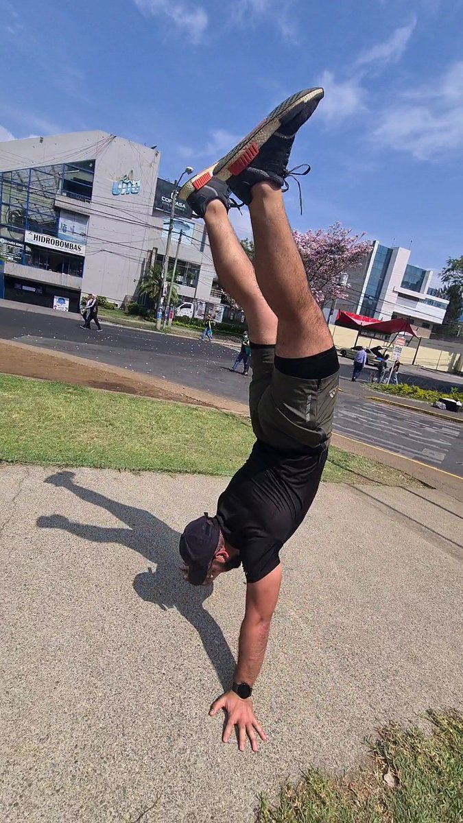 RickPLam's tweet photo. #Handstandwalk #Anywhere https://t.co/rSDnPZqldr