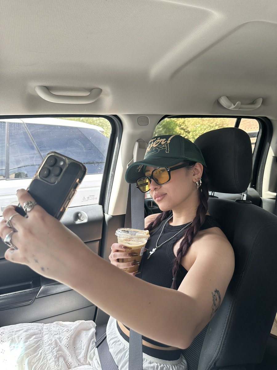 me being cute (*'▽'*)