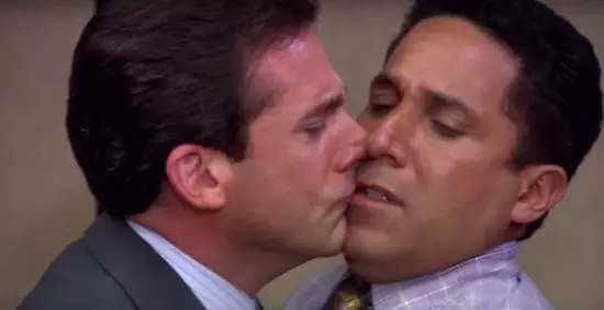 teofisarg's tweet photo. Les traigo #InfoReal

Sabían que en la escena del beso entre Michael y Oscar, esto fue impro de Carell? 

El guión solo decía que se abrazaban de cerquita pero no un beso https://t.co/nC5ZH9vgiU
