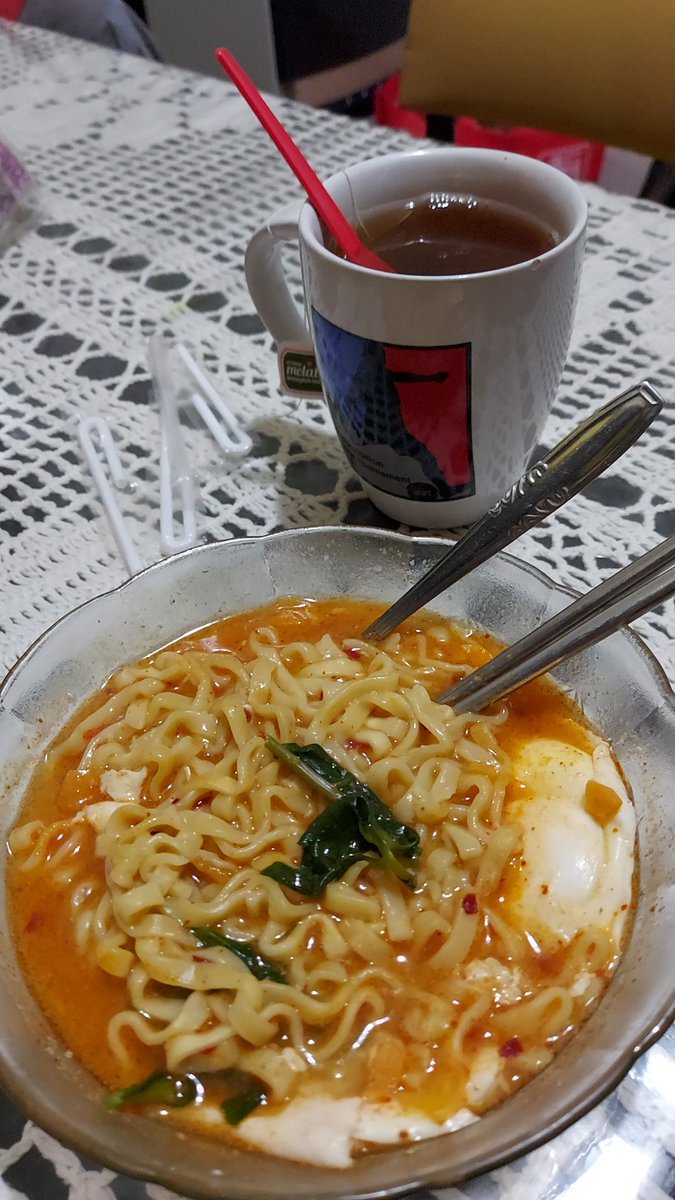 yi_ayi's tweet photo. Pulang mudik nyampe rumah subuh itu emang udah paling pas bikin mie instant. Me time yang paling yahud saat anak tidur terlelap, walaupun barang bawaan masih berserakan berantakan. #indomieseleraku #seblakjeletot https://t.co/V6pHj8hGIr