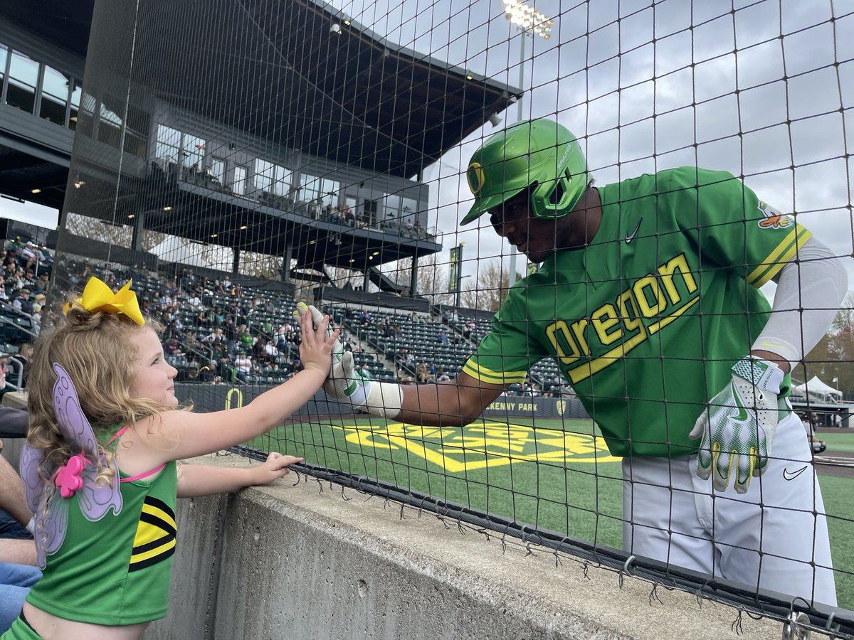 Someone has a crush. Way to go @JGWalsh_, pure class. #GoDucks