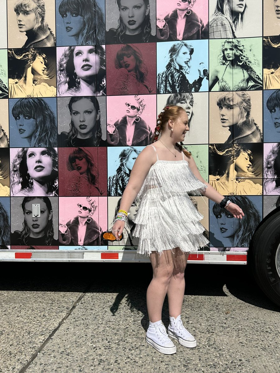 heyysstephen's tweet photo. “say a solemn prayer, place a poppy in my hair” NIGHT THREE READY!! 🫶🏻💗#AtlantaTSTheErasTour #TSTheErasTour @taylornation13 @taylorswift13 https://t.co/Br6VPdqLaa