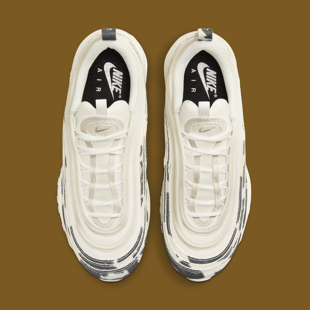SneakerNews tweet picture