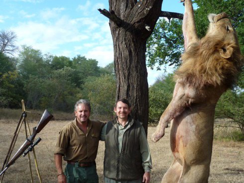 .@RickyGervais ~ These two 'hunters' smile contentedly after killing a 'TAME' lion in a 'canned hunt' and then hanging it's carcass on the branch of a tree! Canned hunters are even BIGGER scum than trophy hunters. RT if you want canned hunting BANNED!!