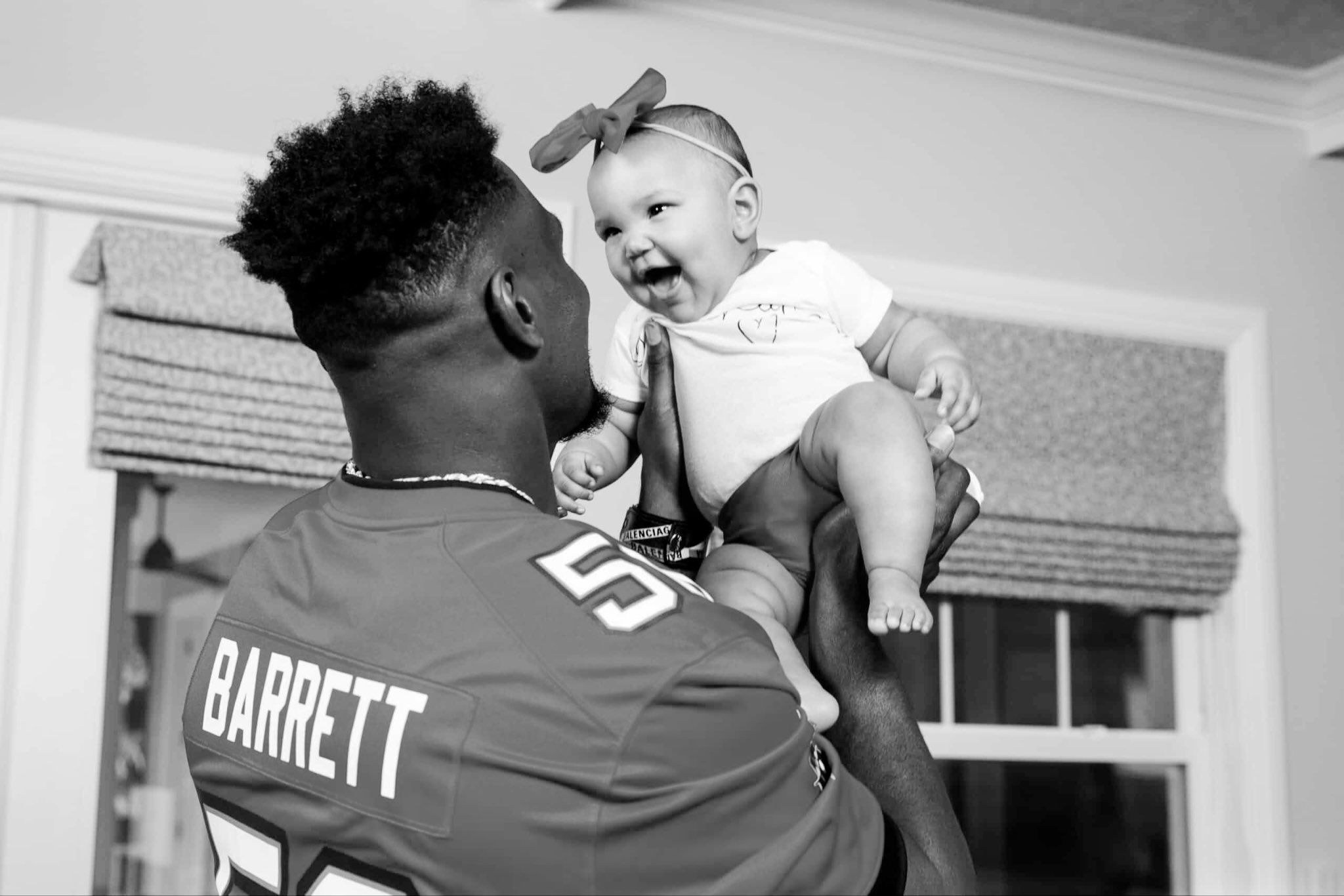 Fiica de doar 2 ani a unui jucător din NFL a pierit înecată în piscina familiei. Drama l-a marcat pe jucătorul Shaquil Barrett. Foto: Tw/@NFLNotify