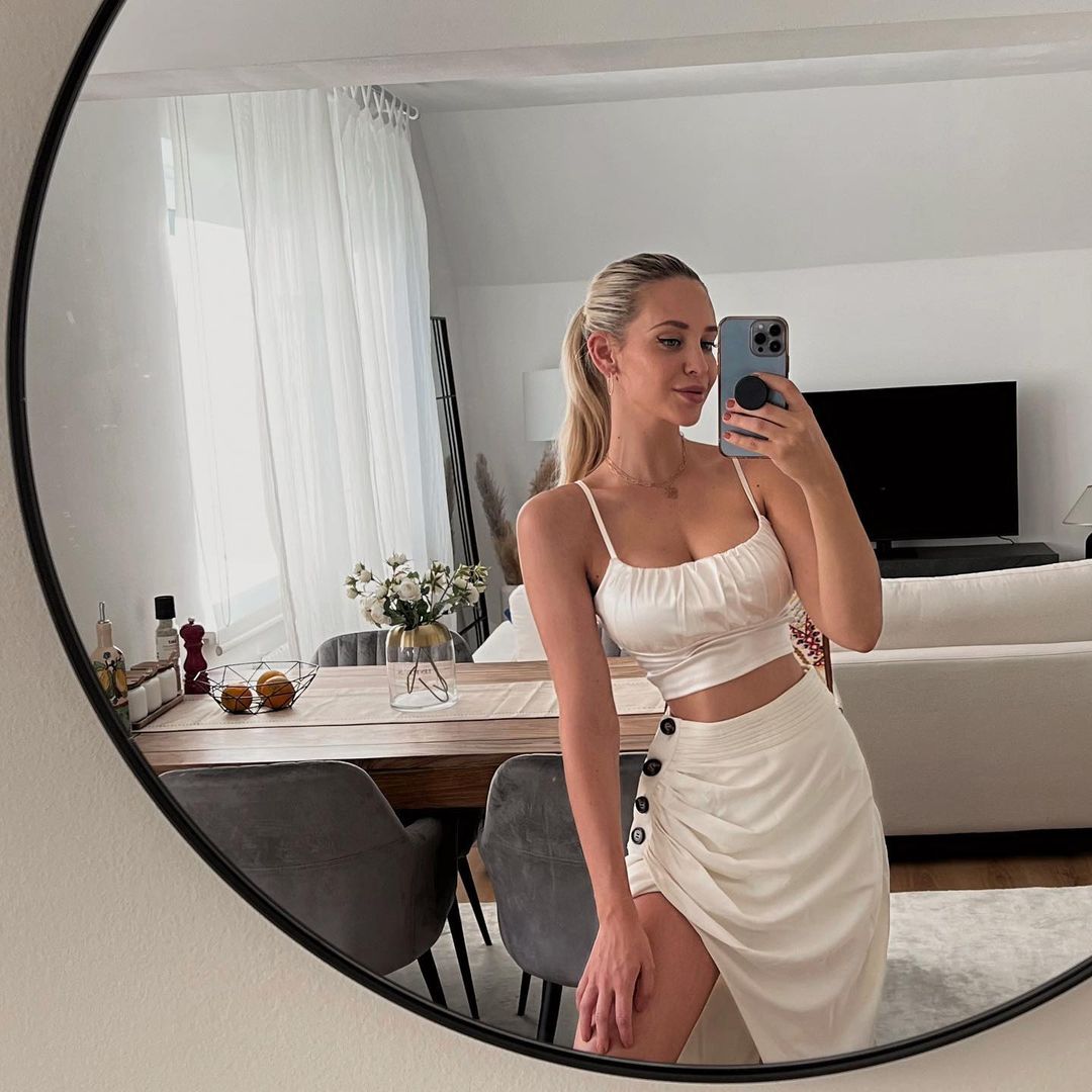 futurestuff0's tweet image. People are in this life. There are very few things you can choose. You can&apos;t choose how to live. Nor can you choose how to die. We can only choose two things. How to love in this life. How to spend this life.