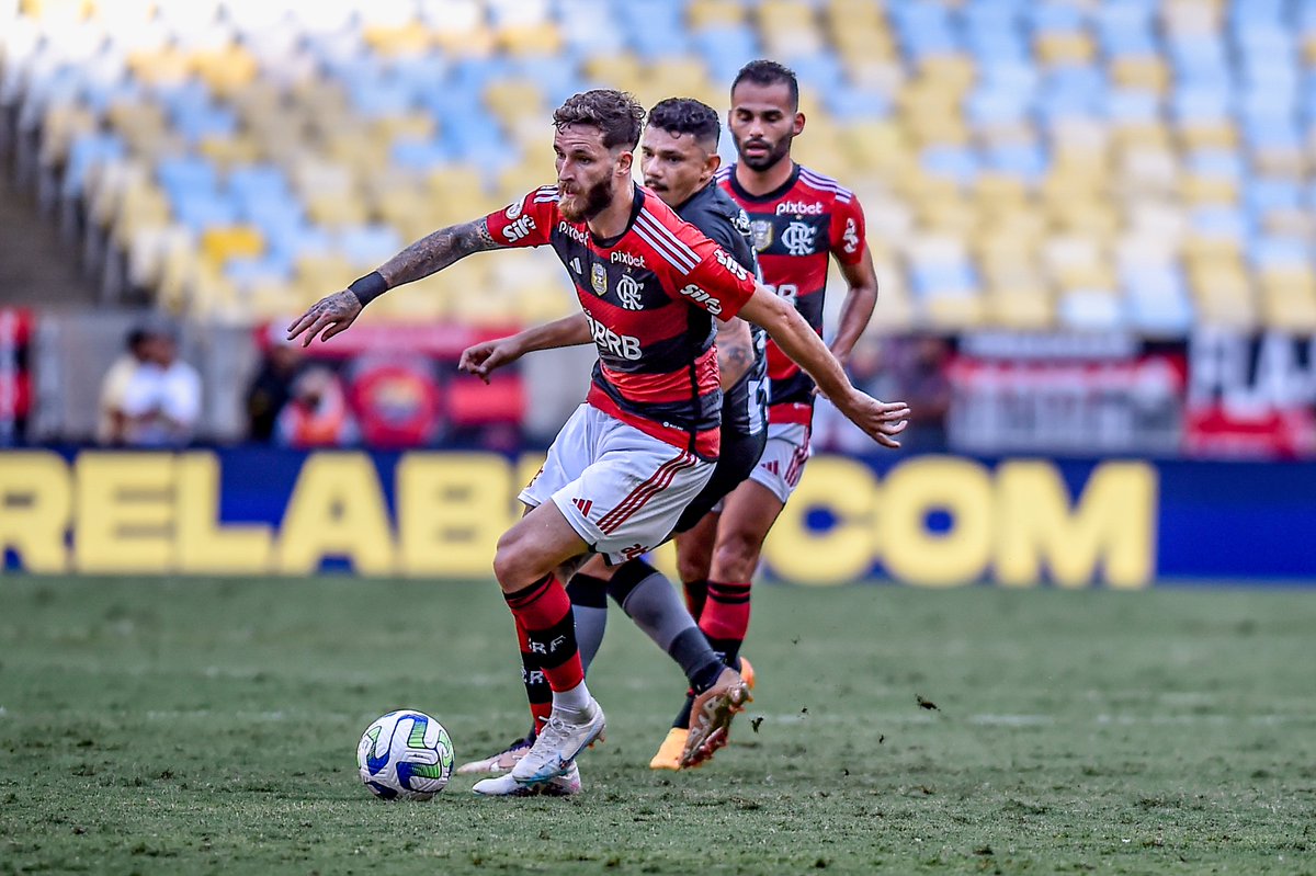 Flamengo's tweet photo. Fim de jogo no Maracanã. O Flamengo é superado pelo Botafogo por 3 a 2, pelo Campeonato Brasileiro.

📸: Marcelo Cortes / CRF 

#FLAxBOT https://t.co/gvHQ4tHd9j