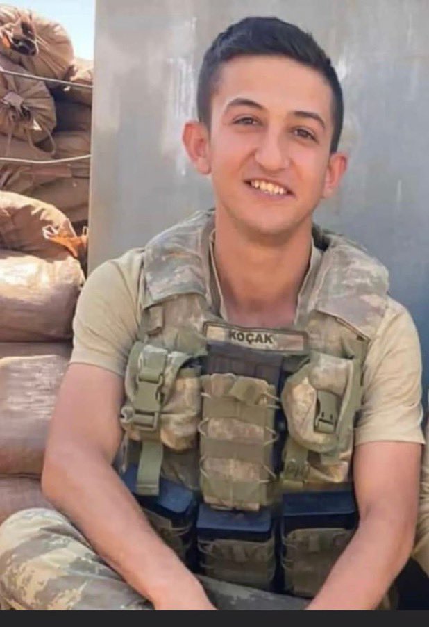 ŞIRNAK'TA ASKERİ PERSONEL TAŞIYAN OTOBÜS ŞARAMPOLE DEVRİLDİ. 2 ASKERİMİZ ŞEHİT OLDU.
🇹🇷ŞEHİT UZMAN ÇAVUŞ YUNUS ÖZTÜRK
🇹🇷ŞEHİT SÖZLEŞMELİ MUHAMMED KOÇAK