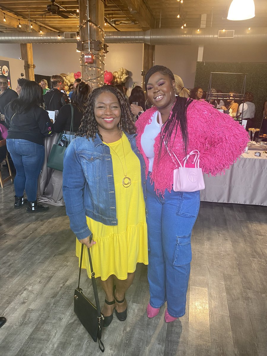 QueenIAM4's tweet photo. Last NIGHT was an amazing night
Such an powerful event held by @WorkEnlightened ✨These queens did an phenomenal job. Creating spaces for black women to feel seen and heard! 

I also meet @HeyFranHey ✨💕 https://t.co/73JsvkiiDi