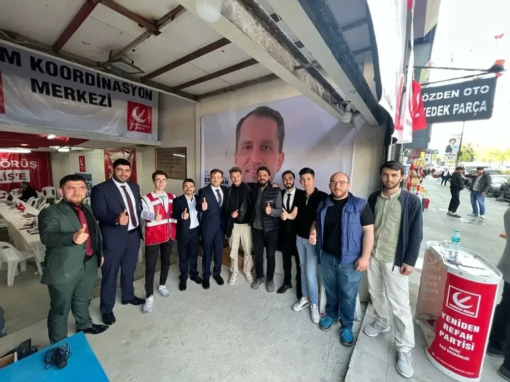 gencrefahfatih's tweet photo. Yeniden Refah Partisi Ratih İlçe Seçim Koordinasyon Merkezinde bugün konuğumuz olan Fransız Gazeteci ( Victor Fievre ) 14 Mayıs seçimleri hakkında fikir alışverişinde bulunduk.Millî görüşü anlattık ve Dr.fatih erbakan hakkında merak edilen sorularını cevapladık. https://t.co/iO2T0KcT8P