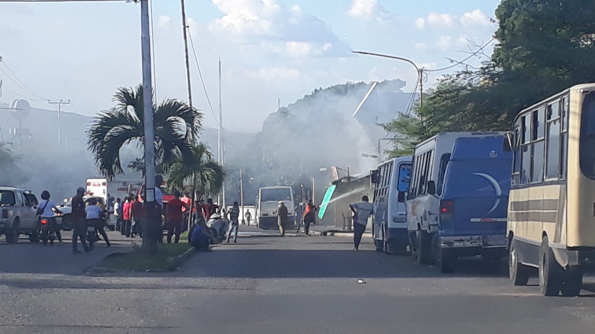 #30Abril
Cuerpo de Bomberos atienden incendio en uno de los kioscos de empanadas en la av La Mata, justo al lado eñdel CC Terepaima I. Antes de llegar a Corpoelec #Cabudare