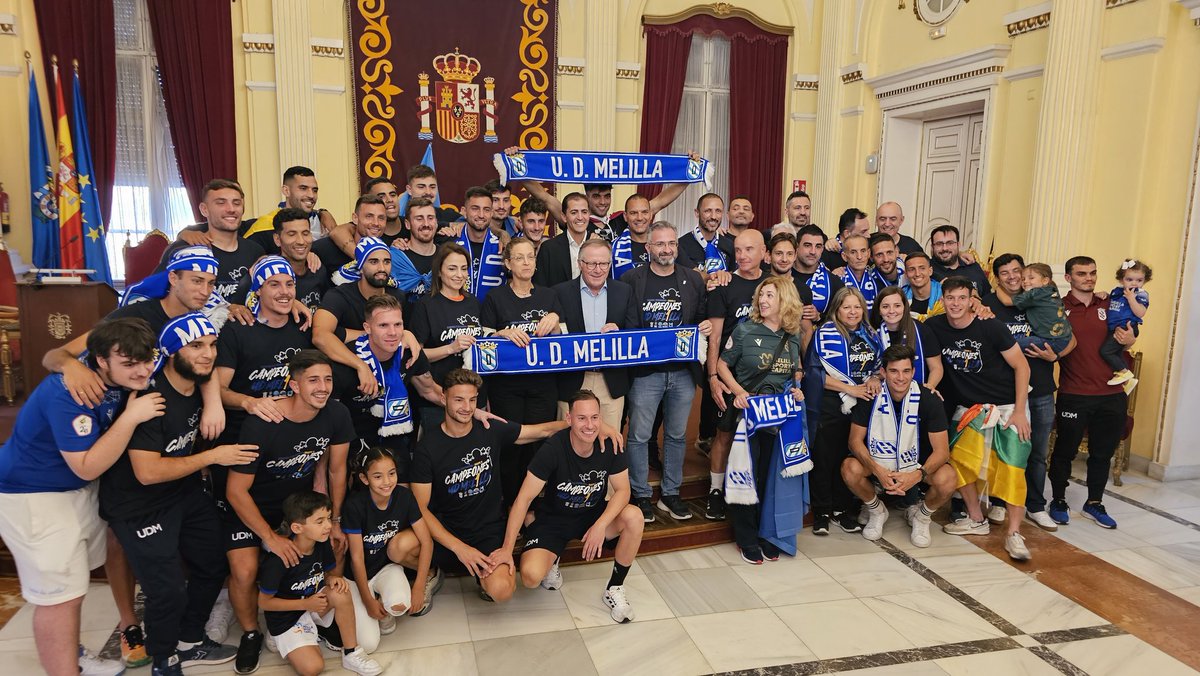 MSC__Oficial's tweet photo. 💙 Los campeones de la liga han sido recibidos en el Palacio de la Asamblea por las autoridades. 

👏👏Han estado arropados, a su llegada al ayuntamiento, por un gran número de aficionados.

Sentimientos y emociones desbordadas
#OrgulloMSC 💙💛❤️ @UDMelilla https://t.co/aNa9PazBN6
