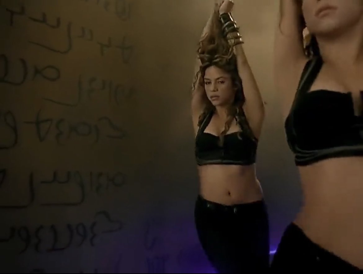KalachCeci's tweet photo. Mi dato de cultura pop favorito es que en el video de Beautiful Liar había un movimiento de cadera tan difícil que Beyoncé no podía hacerlo. 

Si no me creen, vean como en esta toma sale Shakira dos veces. https://t.co/m0iVchdrwd