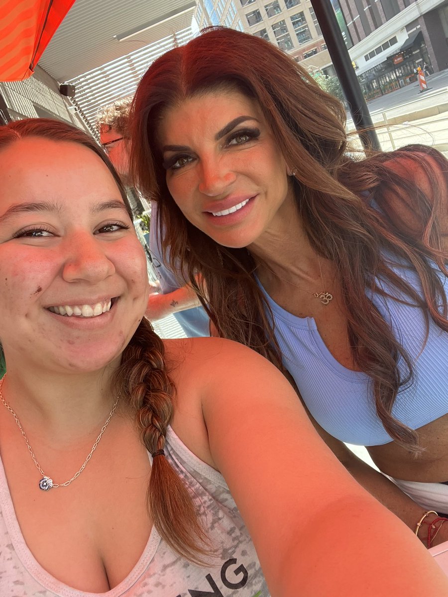 AliciaPastor18's tweet photo. Can’t believe I served @Teresa_Giudice today from the real housewives of New Jersey 🤪🥂 https://t.co/uRY6QTgqM9