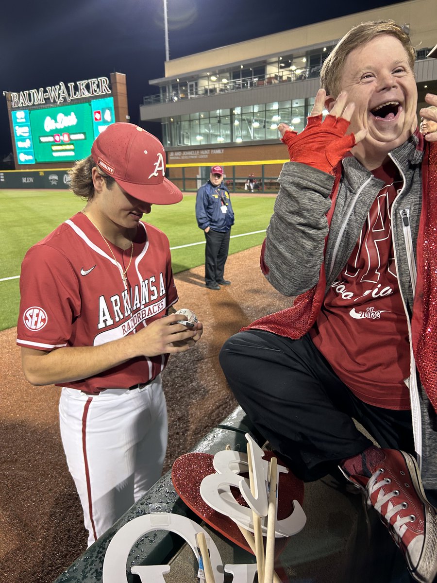 CanaanSandy's tweet photo. HE S  BAAAAACK 🙌🏽👏🏽🙏🏽!!  O YAH!! #callthosehogs @ArkRazorbacks ! @BradyTygart  @RazorbackBSB !! 👀ING GOOD 2!!  #WPS #omahogs https://t.co/m968Q4JhMo