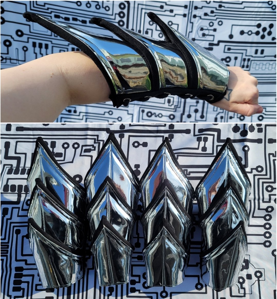 elliss_seven's tweet photo. FOR SALE! 1 pair of chrome-plated black laced triple cuffs. Can fit anywhere from sm to x large.
Total cuff length:: Around 8 inches
First fin length: 6 inches
Second: 6 1/2 inch
Third: 7 inch
#ls7 #cyberarmor #cyberfashion https://t.co/rXAa4ECxof