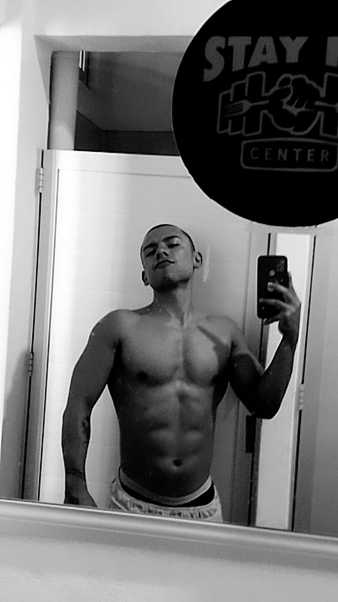 brainhort's tweet photo. Beso en negro 🖤 https://t.co/I2QXT4aq6K