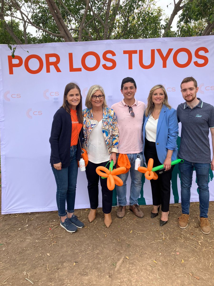 🟠Ayer <a href="/jovenesCs/">Jóvenes CS 🇪🇸🇪🇺</a> C. Valenciana no faltamos en la Fiesta de las familias!! 

Aquí tenemos 📸 de nuestros coordinadores provinciales de Castellón, <a href="/driconoriega/">David</a> y de Valencia <a href="/juanangel91_vlc/">Juan Ángel</a> con <a href="/mamen_peris/">Mamen Peris Navarro</a> <a href="/PatriciaGuaspB/">Patricia Guasp</a> y <a href="/MARVELARTE/">Mar Velarte Quilis</a> !! 

Seguimos #PorLosTuyos  🧡