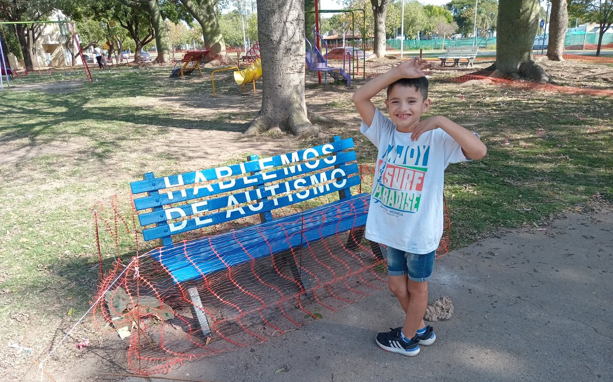 Hoy pintamos un banco de la plaza Sargento Cabral (barrio Pizzurno) cerrando el mes de abril y para seguir concientizando!
#hablemosdeautismo
