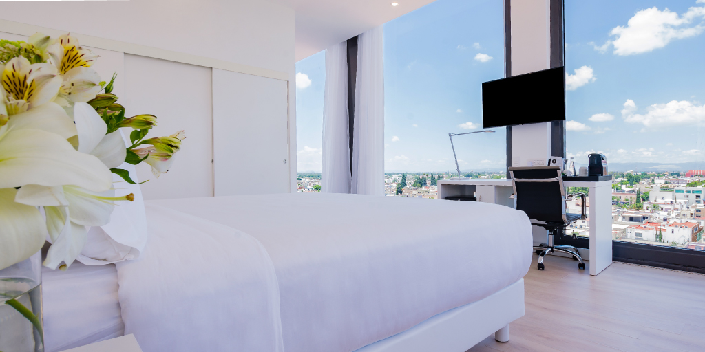 Las vistas más maravillosas están en NH San Luis Potosí.

Disfruta de ellas desde la comodidad de nuestras increíbles habitaciones, todas las amenidades, y la arquitectura elegante y moderna de nuestro hotel.