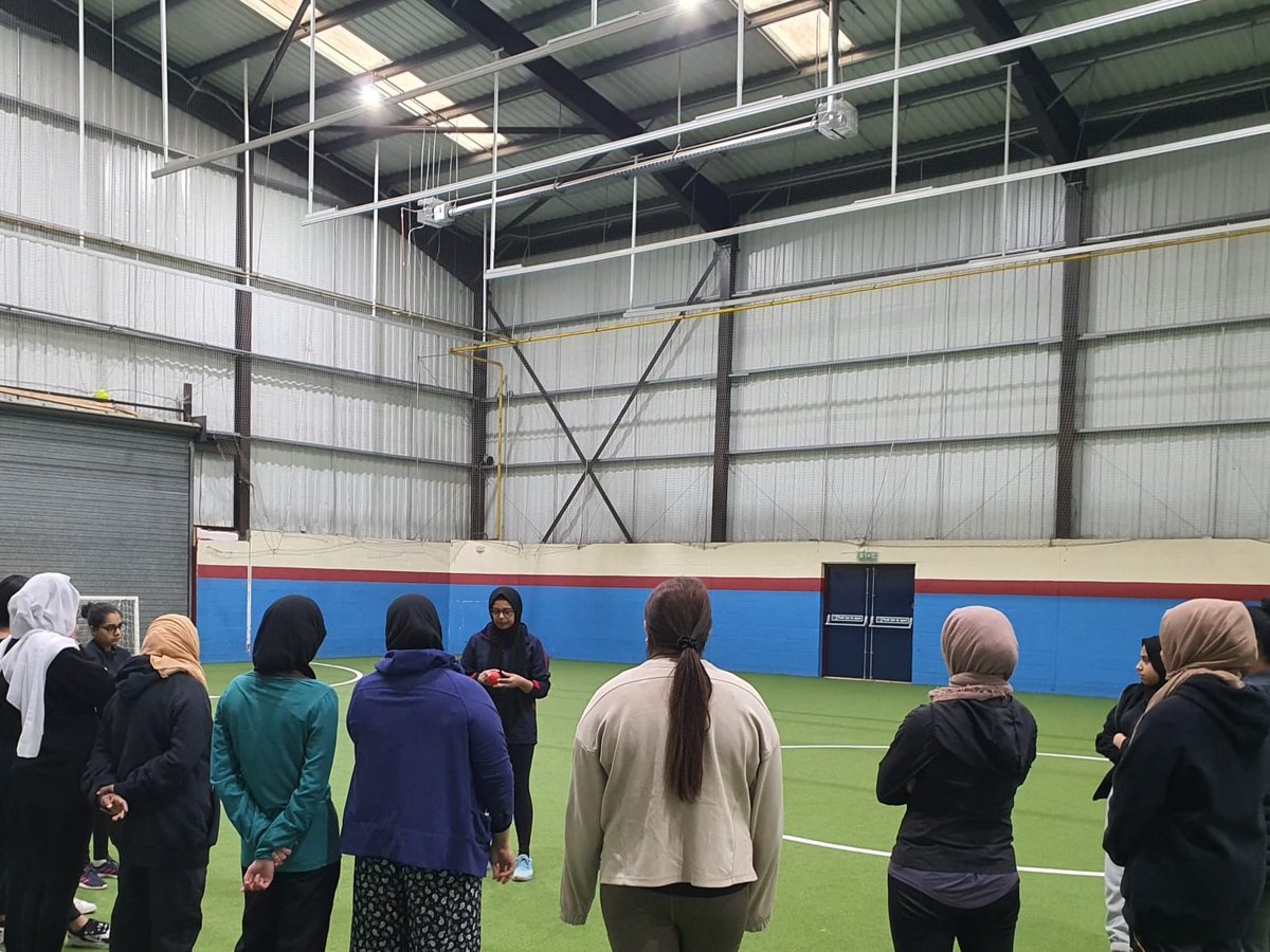 BatleySoftball's tweet photo. We had a brilliant turnout yesterday at our first session back for the younger girls. Followed by the first indoor training for the Women and Girls.  Lots of drills, skills and cricket in play. Well done to all who attended. Hope to see you all again next week .😊 https://t.co/BxmKeZieOM