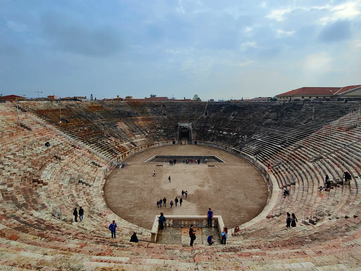 EtwTerp's tweet photo. Amphithéâtre elliptique...
Arènes de Vérone 🇮🇹
3 nov. 2022
#verone #verona #amphitheatre #mathsartist #mathpics #arenes #arena #geometrie #geometry #ellipse #elliptique #architecture
🔶 RV sur Instagram:
📸🖍️MATHS_ARTIST✏️🎨https://t.co/huEfGDmtXA… https://t.co/iAKLtxQhOE