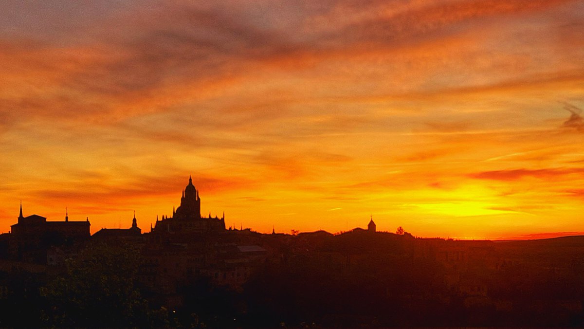 Cinceladas del último atardecer de abril con el skyline de #Segovia.