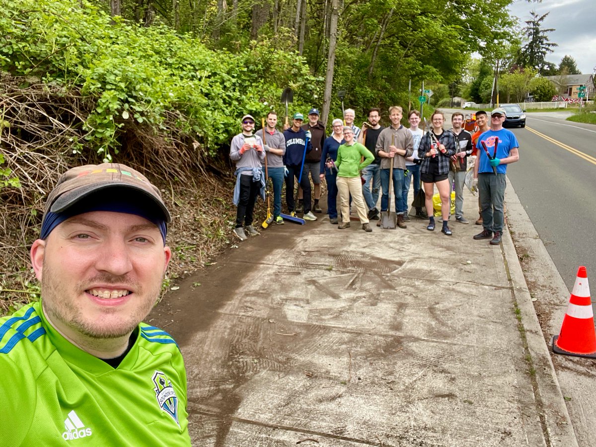 SEAStreetFixers's tweet photo. 1/3 Thank you @tooledesign &amp; everyone @bobco85 @freshRoots @NickSattele for helping clear 1/4 mile of Beacon Ave sidewalk btwn 13th Ave &amp; I-90 Trail! Thanks @Jrock08 for setting this up
-teamwork FTW
-group zooming downhill
-local resident supervised us
-before/after comparison https://t.co/5IViqNeQ4N