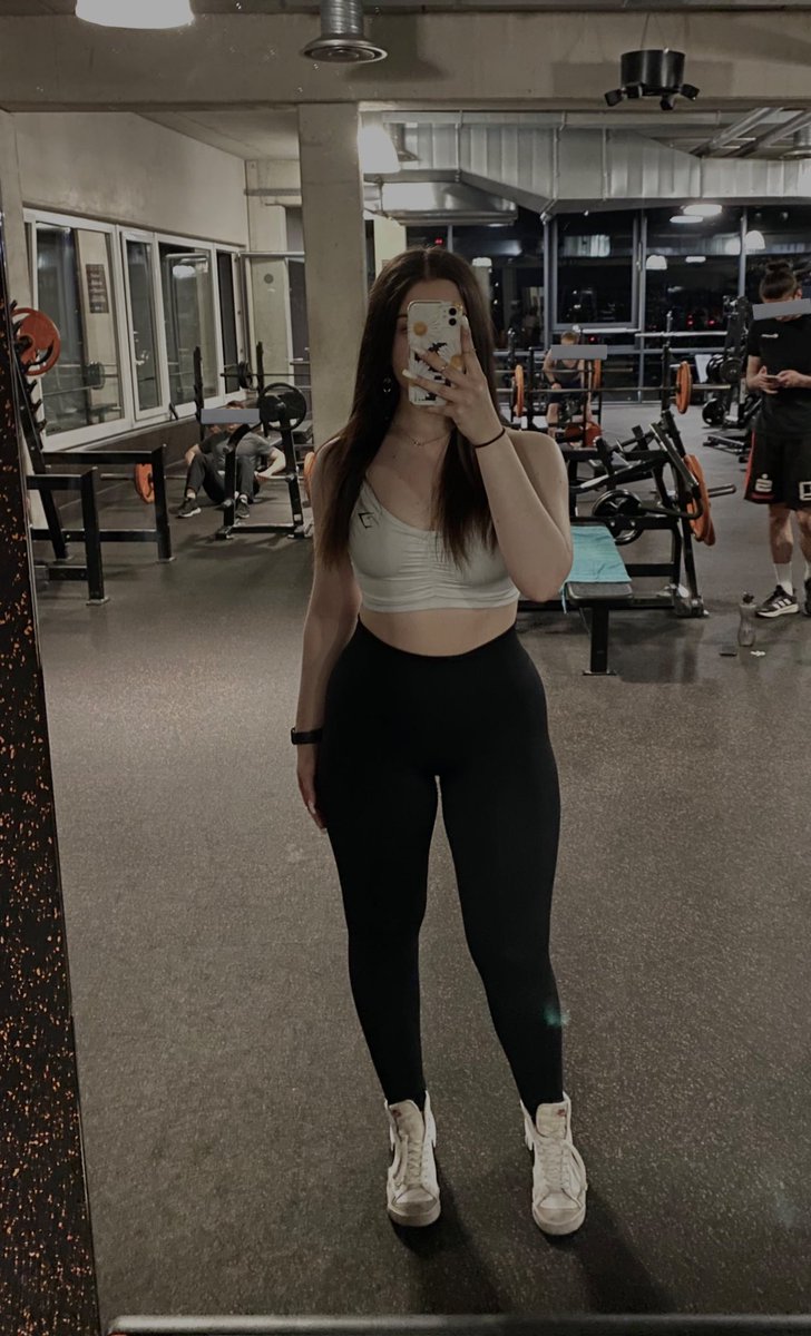 beccsrf's tweet photo. das erste training ohne pump cover - ziehe meins eigentlich nie aus aber dachte mir heute okay komm, du arbeitest daily an dir scheiss einfach drauf - bin schon bisschen stolz tbh

(ja ich will noch abnehmen, is mir selber auch noch bisschen too much:) ) https://t.co/I7yP1wm8Ir