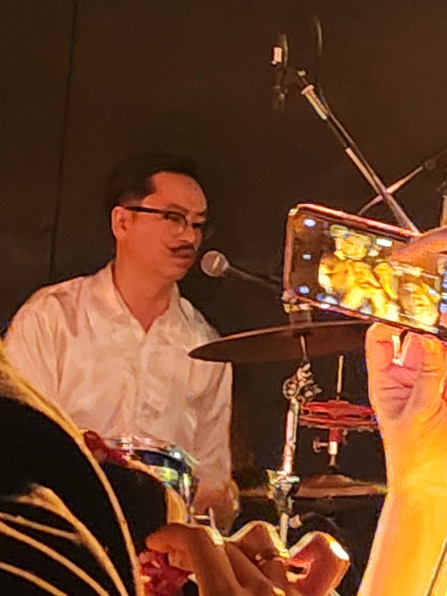 hi_de_k's tweet photo. 世界的俳優　浅野忠信氏率いるSODA!
のドラム村山尚也氏。次回はもう少しフリートークかましていただきたい！

つーか、いつになったらオッパーラでやってくれるの？絶対楽しいと思うんだけど。

#GETPOWER
#SODA! https://t.co/LDlPhwPeK5