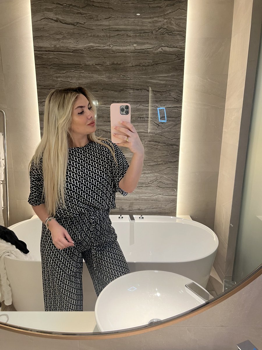 lilliwilliamsxx's tweet photo. Spending the most amazing trip with the most amazing person 🤍✈️ DU BYE https://t.co/FLJKmVQYRA