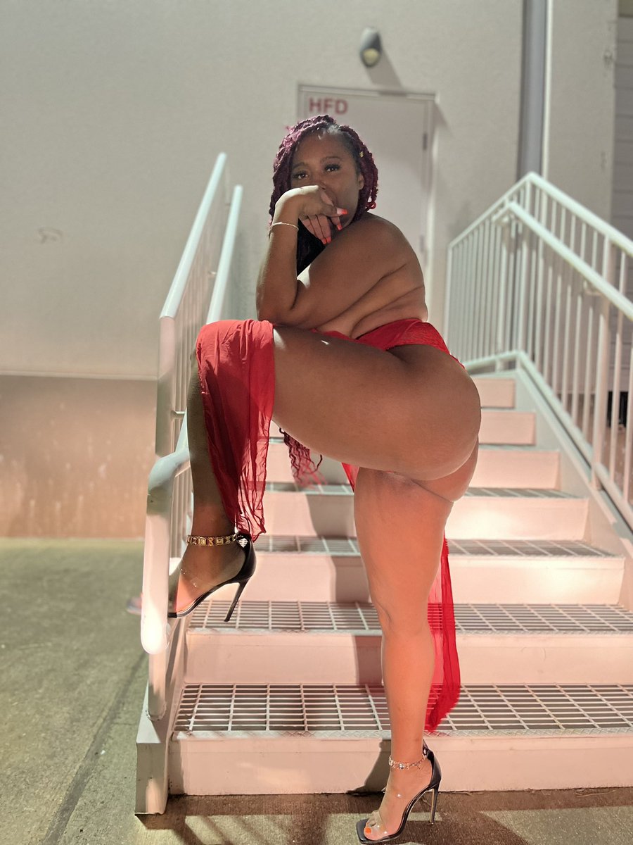 msskimalove's tweet photo. So I did a whole photo shoot outside, after I had a couple shots of tequila I was good to go 😬 https://t.co/vOEowEtm3A