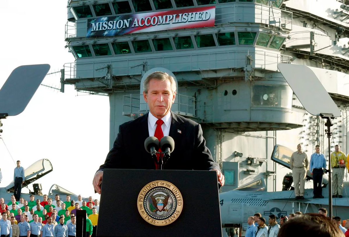 'Mission Accomplished'

-1 Mayıs 2003-

20 yıl önce bugün, Amerikan başkanı George Bush, USS Abraham Lincoln uçak gemisine S-3 Viking ile indi ve dünyaya Koalisyon kuvvetlerinin Irak'taki geniş çaplı askeri operasyonların sonunu duyurdu. Operation Iraqi Freedom sona ermişti.