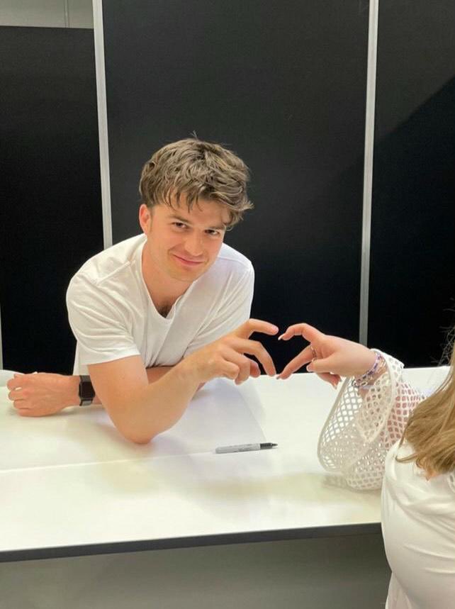 joe keery zone tweet media