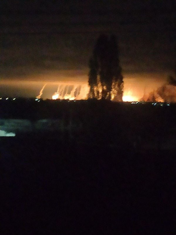 UKR_token's tweet photo. #ULTIMAHORA   Luego de las explosiones, se vio un resplandor y comenzó el fuego en Pavlograd, región de Dnipropetrovsk. ESTAMOS ESPERANDO MÁS INFORMACIÓN AL RESPECTO. https://t.co/OzilVlvqIy