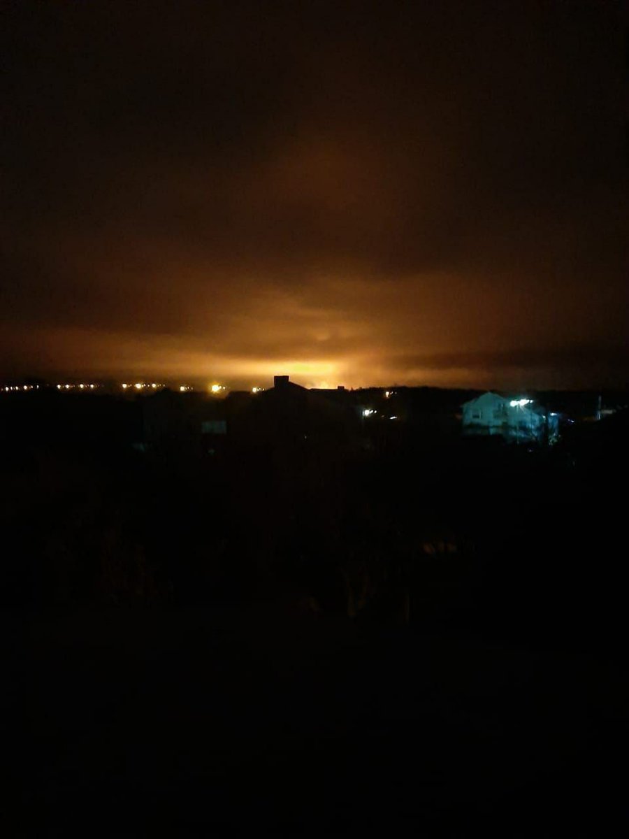 UKR_token's tweet photo. #ULTIMAHORA   Luego de las explosiones, se vio un resplandor y comenzó el fuego en Pavlograd, región de Dnipropetrovsk. ESTAMOS ESPERANDO MÁS INFORMACIÓN AL RESPECTO. https://t.co/OzilVlvqIy