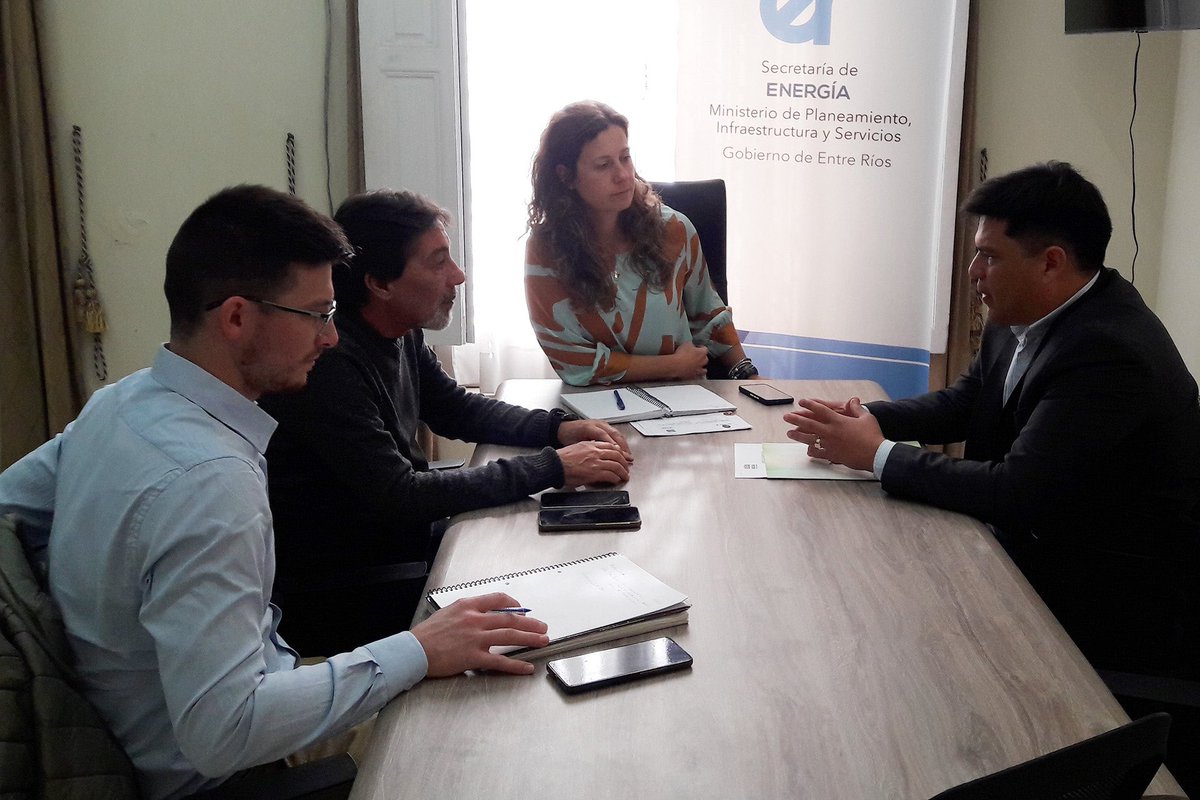 minplan_er's tweet image. 👉El @GobiernoER evalúa la ampliación de la obra de distribución eléctrica financiada por @energia_er , entre 2019 y 2021, que actualmente abastece a 240 familias del barrio Nuestra Señora de la Merced de #Seguí.

#Obras #Energía #Eléctrica