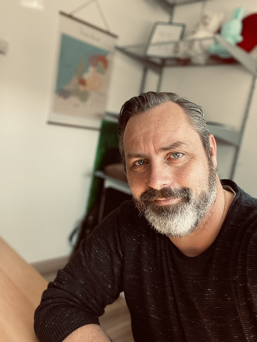 jeroenvogelzang's tweet photo. New profile picture 🤩 and time to pick up tweeting again 🤣
#happy #gay #lgbtq #gaydad #bearded #beardedgay #blueeyes #gayover40 #family #dad #singledad #gayparent https://t.co/7fF60rxSae