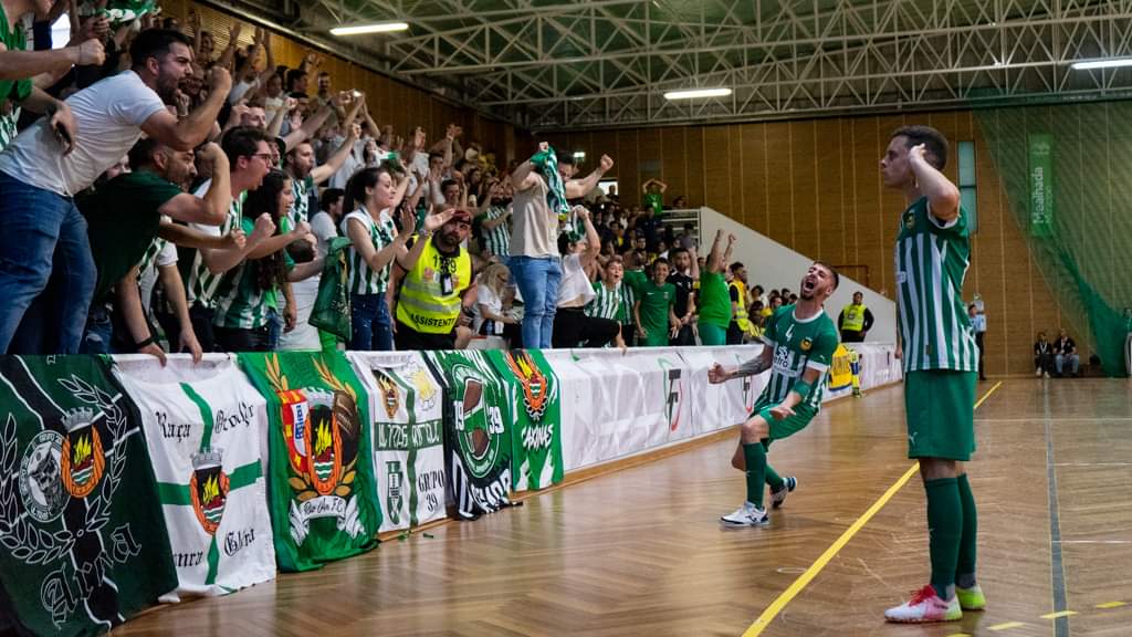 andredaniel1939's tweet photo. "Lutar, lutar,
Com fibra de campeão!
Querer vencer,
Com vibrante animação!
E superar,
Sempre, sempre, teu rival!
És, Rio Ave,
Muito nosso, sem igual!" 

🟢⚪ https://t.co/MUmi3zW9kj