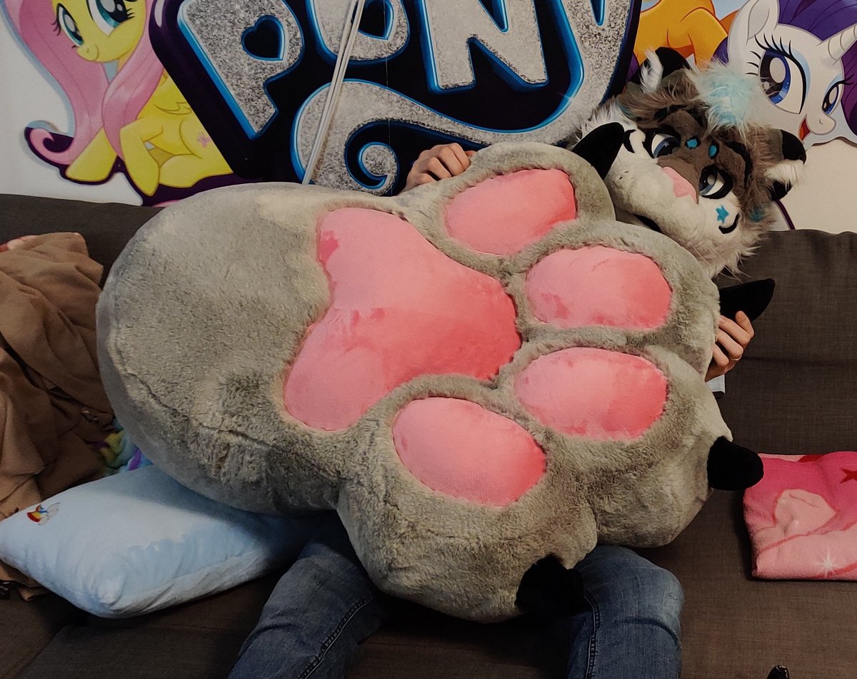 Silou_Atien's tweet image. After a long time I managed to finish this project. Welcome to this second big paw 🐾 ! 
The furs is dense and extrat soft, the paw is heavy and should please the paw lovers ;)
Better photos soon
#furry #paw #plush #pawlover