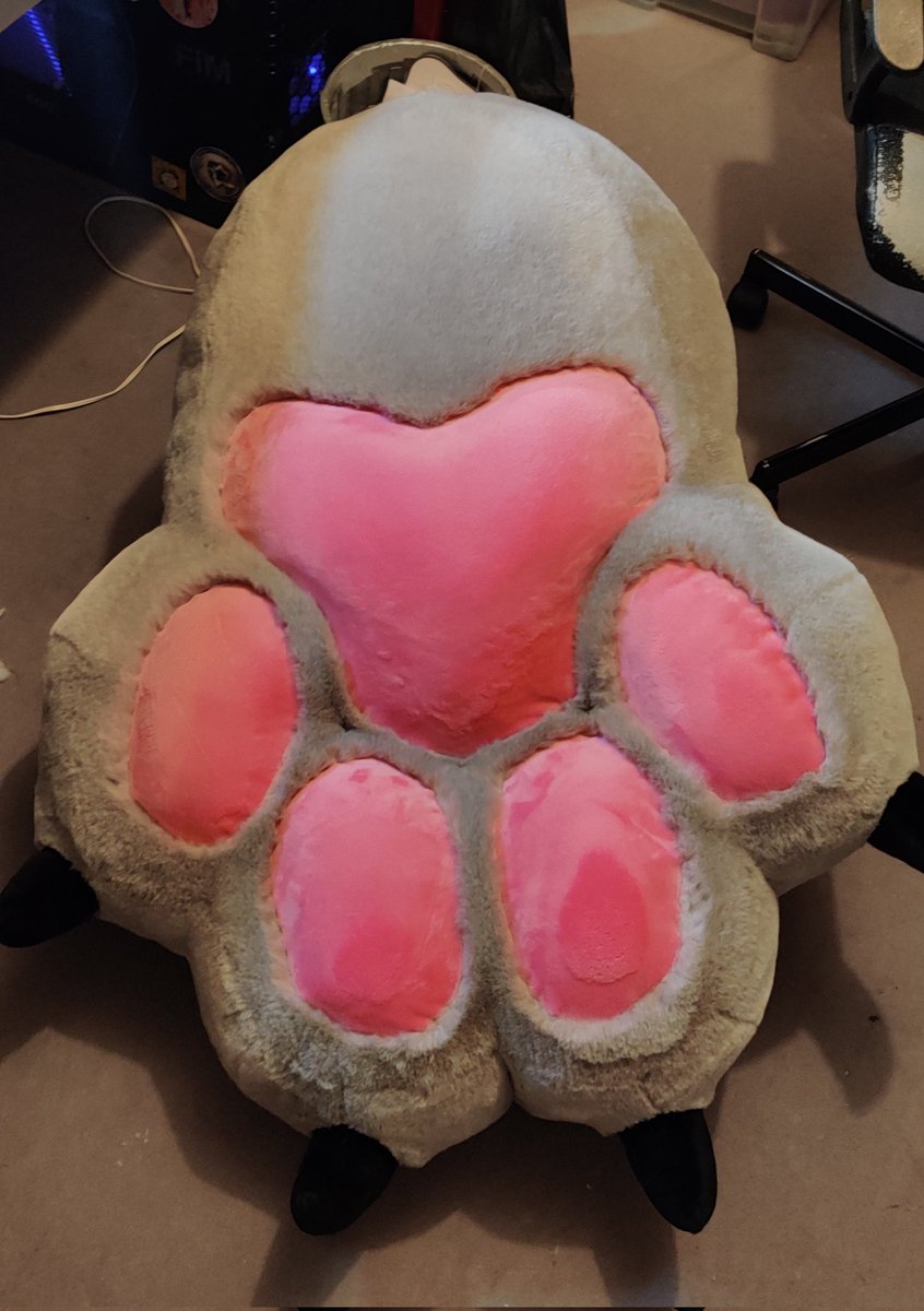 Silou_Atien's tweet image. After a long time I managed to finish this project. Welcome to this second big paw 🐾 ! 
The furs is dense and extrat soft, the paw is heavy and should please the paw lovers ;)
Better photos soon
#furry #paw #plush #pawlover